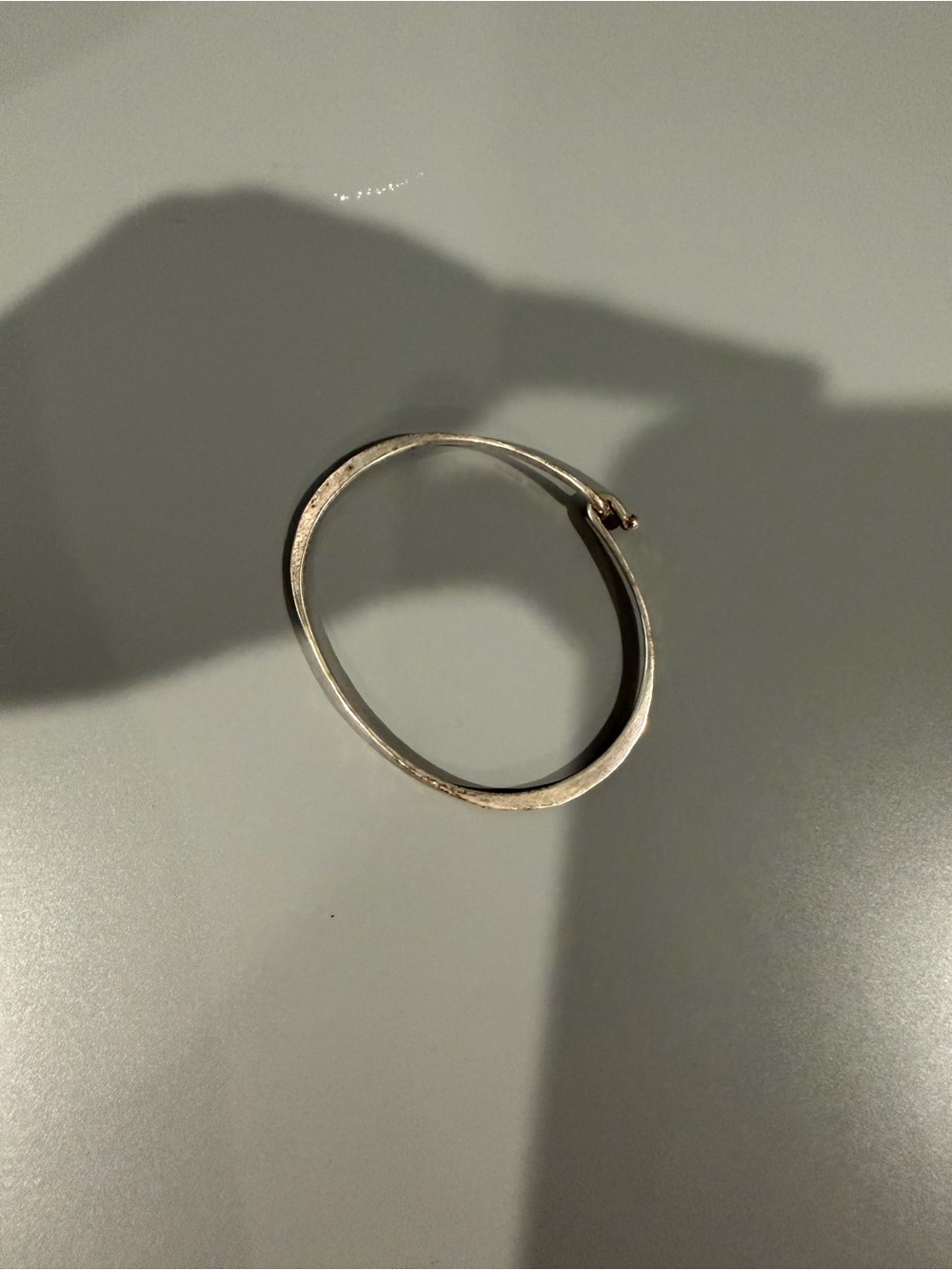 (47) JAMES AVERY STERLING SILVER HAMMERED HOOK-ON BRACELET